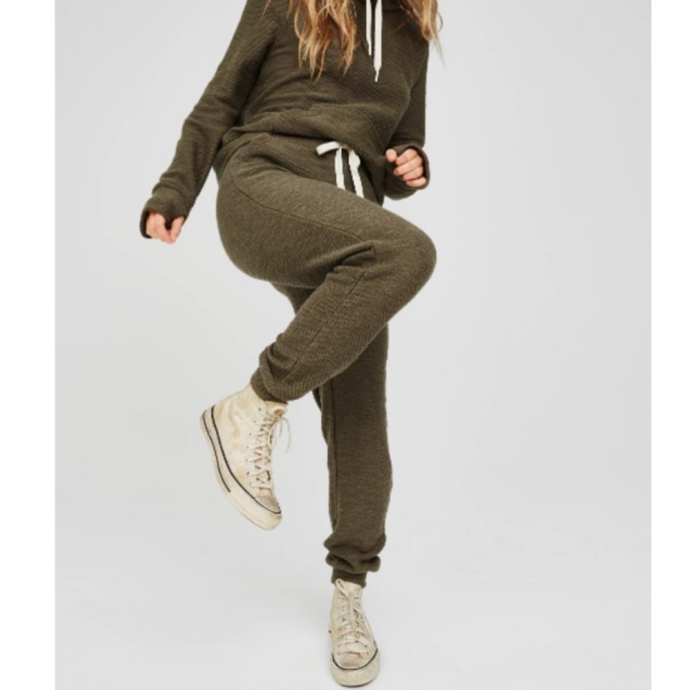 OFFLINE By Aerie Snowday Jogger in Washed Olive Size M (8/10)